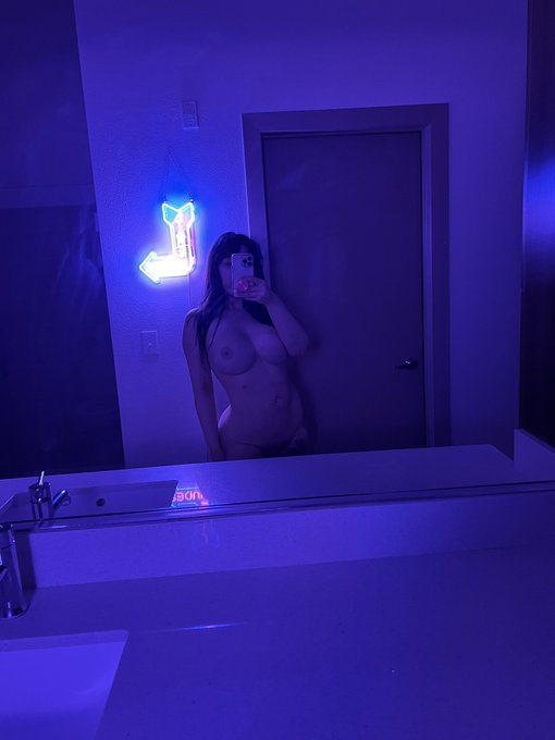 lived here a year &amp; never showed u my 2nd bathroom https://t.co/YYZ9wBmhL7