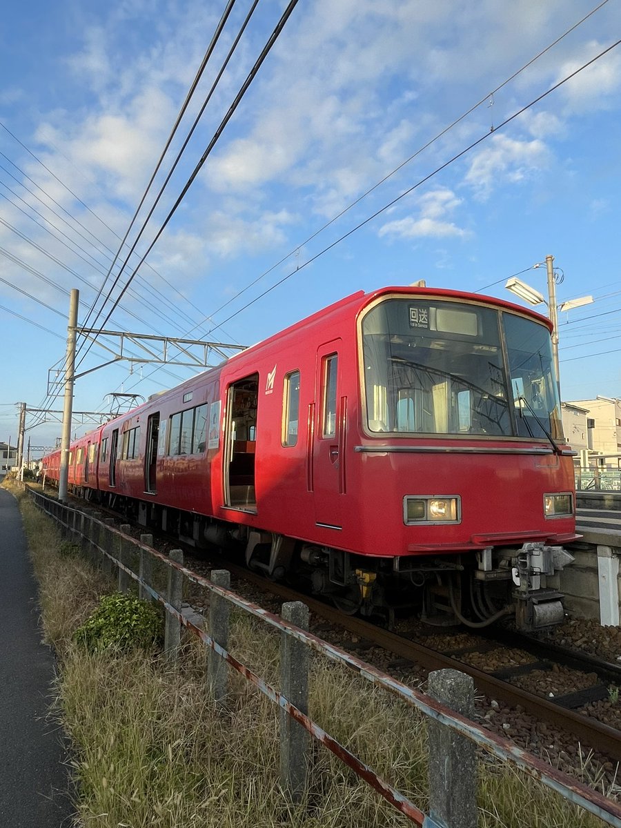 takkin_engine_d's tweet photo. あっ、危ない‼️ではなく…
運行前点検です。
パンタ上げから、ドアのチェック、車内点検、打音検査などなどテキパキとやってました🫡
なぜか方向幕が6803Fは普通吉良吉田行きになってるのに6827Fは回送のままでした🥹
連結面もカッコいい👌
この後、742列車になります😃
#742列車
#6803F
#6827F
#meiun https://t.co/VPHYnKnCnD
