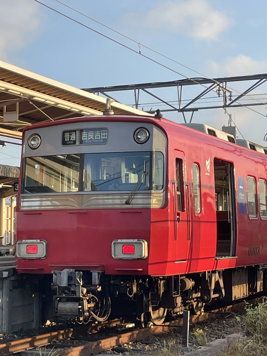takkin_engine_d's tweet photo. あっ、危ない‼️ではなく…
運行前点検です。
パンタ上げから、ドアのチェック、車内点検、打音検査などなどテキパキとやってました🫡
なぜか方向幕が6803Fは普通吉良吉田行きになってるのに6827Fは回送のままでした🥹
連結面もカッコいい👌
この後、742列車になります😃
#742列車
#6803F
#6827F
#meiun https://t.co/VPHYnKnCnD