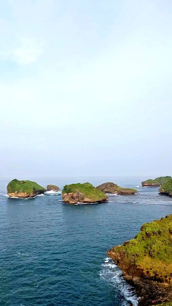 syennig's tweet photo. Pantai Raja Ampat from Java yg ada di Pacitan, Jawa Timur!

Indahnya hamparan biru Samudera Hindia di Pantai Kasap 😍 

Aku bisa nikmatin liburan dgn tiket pesawat murah dr sini ya promonya👇🏻
https://t.co/M6HSnDlZYh 

@tiket #Sobattiket #Bulatkantiketmu #tiketMurah https://t.co/OzioqP0OZt
