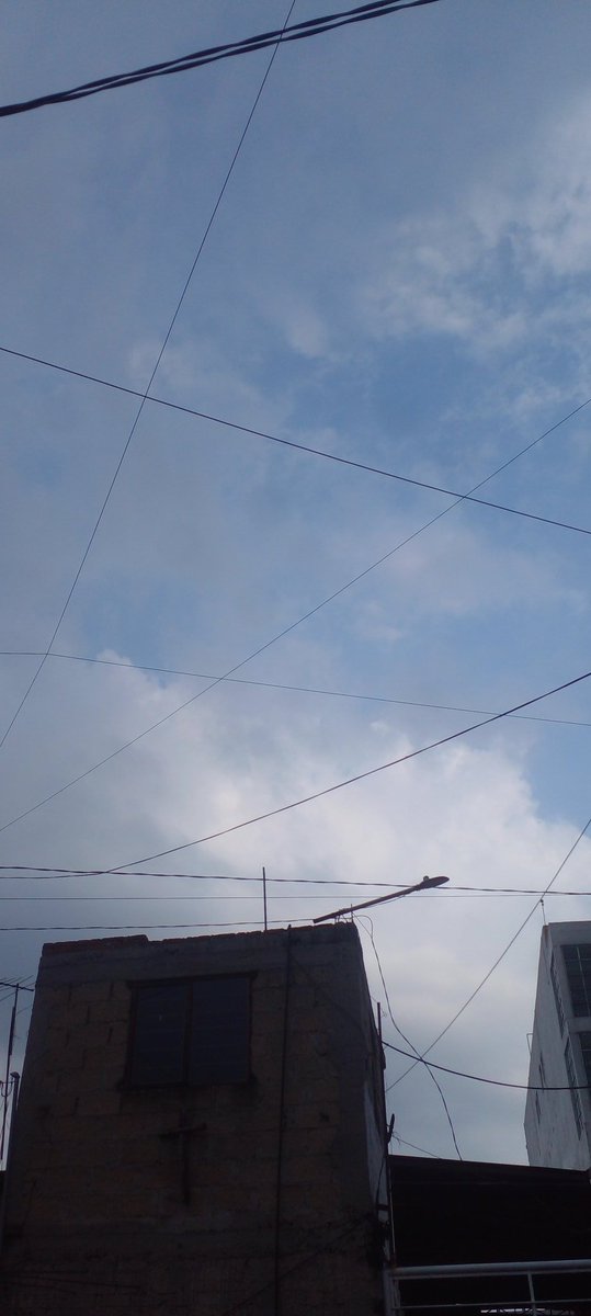 HefzibaBen44948's tweet photo. Nubes bajas: cumulus, cumulonimbus
Altas:cirrus 
🕛4 pm
📍Av minas, Col la piedad, Cuautitlan Izcalli
6/8 octas https://t.co/Xvy4ZQWvpN