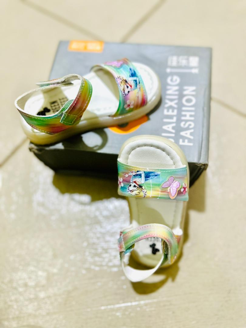 Des chaussures de très grande qualité rare pour vos chics bébé facile à transporter et à des prix abordable. 
Tel: +227 91700315