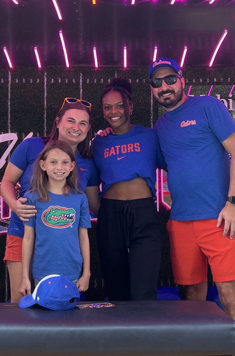 BrynElizabeth11's tweet photo. 🤩🧡💙🐊🤸🏻‍♀️🐐 #onlyintheswamp #theGOAT @Gym_Trin @G8rSeth https://t.co/OlYNudCTS5
