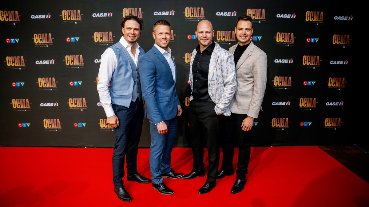 @Case_IH @AndrewHyattBand @carlypearce @dallassmith @HunterBros lookin' sharp on the 2023 #CCMAAwards Red Carpet presented by @Case_IH 👀🌟