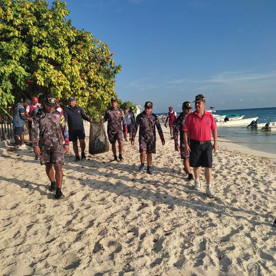 Se realizo jornada de limpieza y recolección de desechos en la playa de gran roque, con la participación del INEA, Guardia del Pueblo, Guarda costa, Protección civil, Inparques, Secretaria de Infraestructura, de gestión social y ecosocialismo.

#ComprometidosConLaVenezuelaAzul