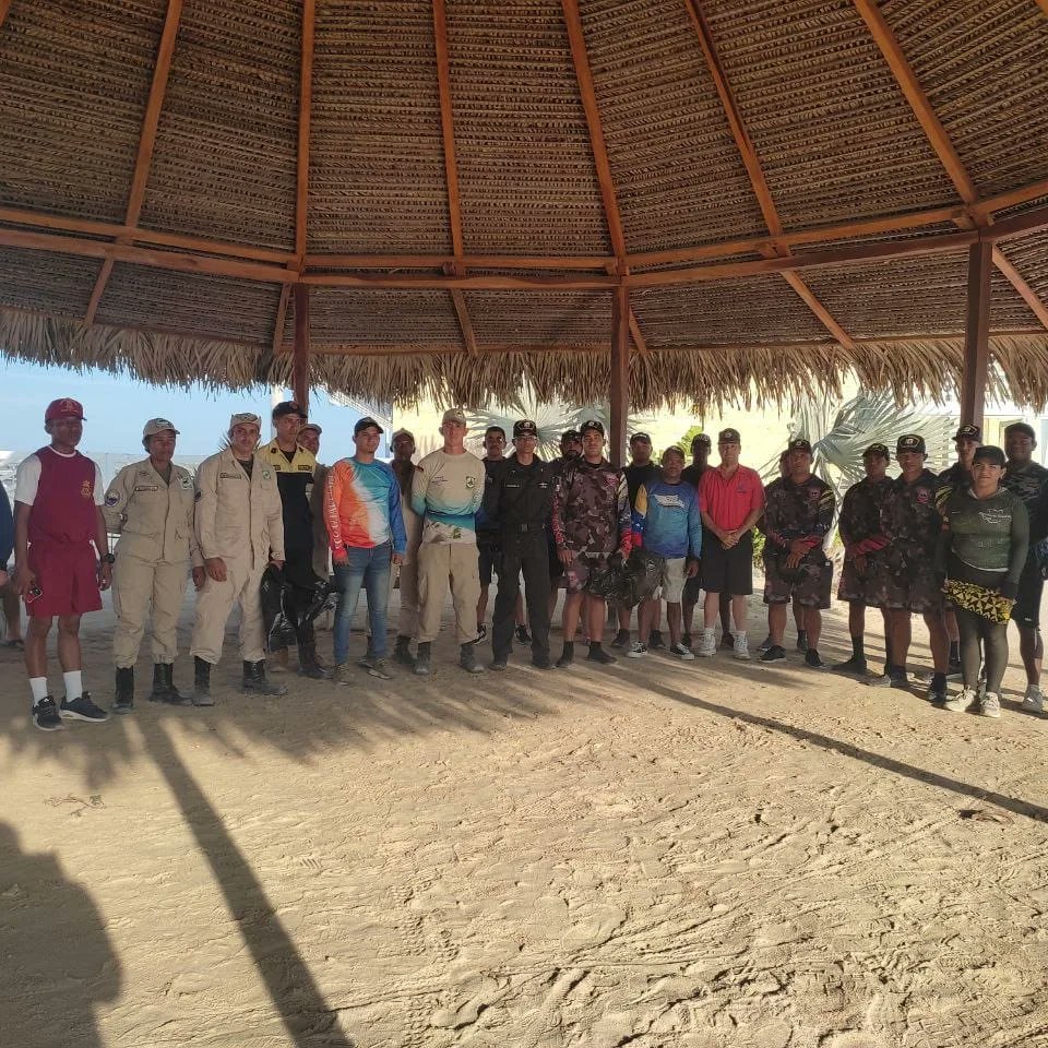 capiptolaguaira's tweet photo. Se realizo jornada de limpieza y recolección de desechos en la playa de gran roque, con la participación del INEA, Guardia del Pueblo, Guarda costa, Protección civil, Inparques, Secretaria de Infraestructura, de gestión social y ecosocialismo.

#ComprometidosConLaVenezuelaAzul https://t.co/7Cg51LfM19