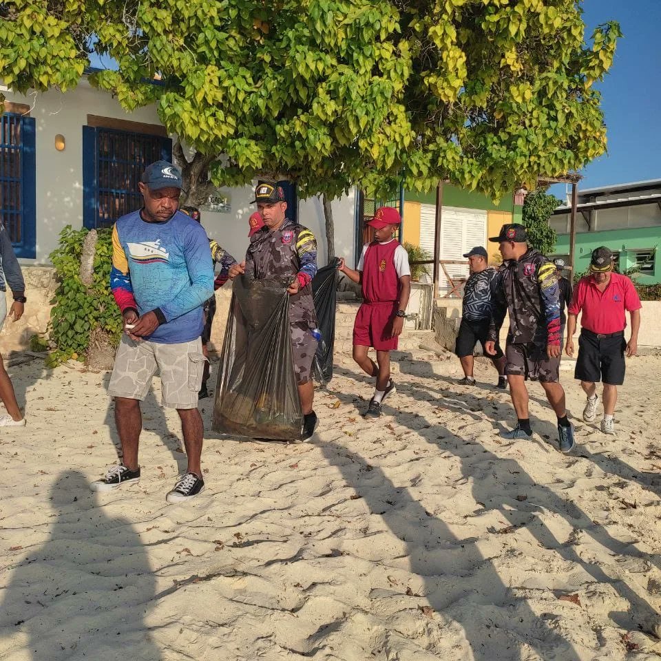 capiptolaguaira's tweet photo. Se realizo jornada de limpieza y recolección de desechos en la playa de gran roque, con la participación del INEA, Guardia del Pueblo, Guarda costa, Protección civil, Inparques, Secretaria de Infraestructura, de gestión social y ecosocialismo.

#ComprometidosConLaVenezuelaAzul https://t.co/7Cg51LfM19