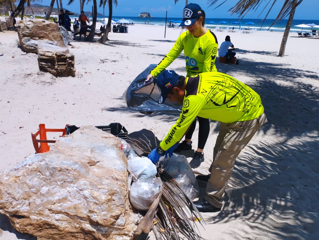 inea_venezuela's tweet photo. #16Sep #VacacionesSegurasINEA

Funcionarios de la @capiptopampatar participan en las actividades conmemorativas del Día Mundial de las Playas que se realiza en el sector Playa El Agua, Isla de Margarita, creando conciencia y efectuando recolección de desechos. https://t.co/rvkzTG7UxA