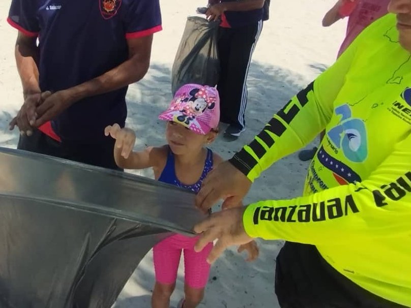 #16Sep #VacacionesSegurasINEA

Funcionarios de la <a href="/capiptopampatar/">Capitanía de Puerto de Pampatar</a> participan en las actividades conmemorativas del Día Mundial de las Playas que se realiza en el sector Playa El Agua, Isla de Margarita, creando conciencia y efectuando recolección de desechos.