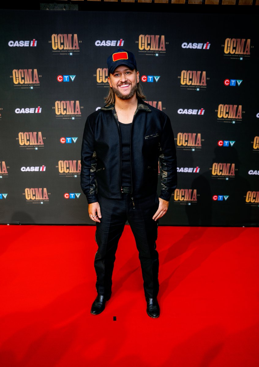 @Case_IH @AndrewHyattBand @carlypearce @dallassmith @HunterBros @MegPatrickMusic Okaaaaay @imthehaller!! We see you bringing the heat to the 2023 #CCMAAwards Red Carpet presented by @Case_IH 🔥