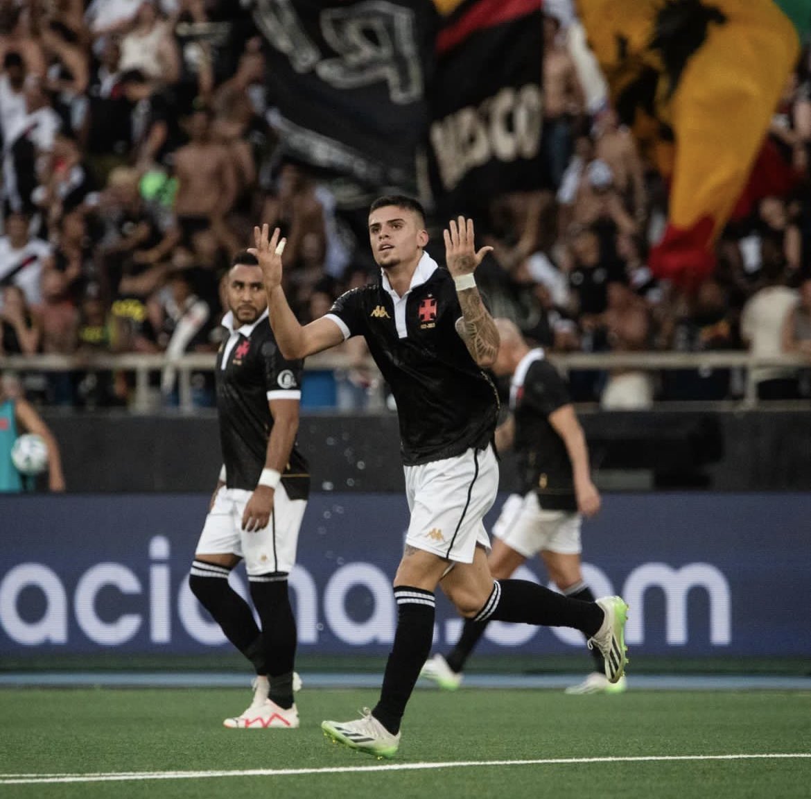 1923 ▶️ 2023

Em 1923 = Vasco 3x2 Fluminense
Em 2023 = Vasco 4x2 Fluminense

100 anos depois, camisa é a mesma, a história é a mesma e o freguês é o mesmo.