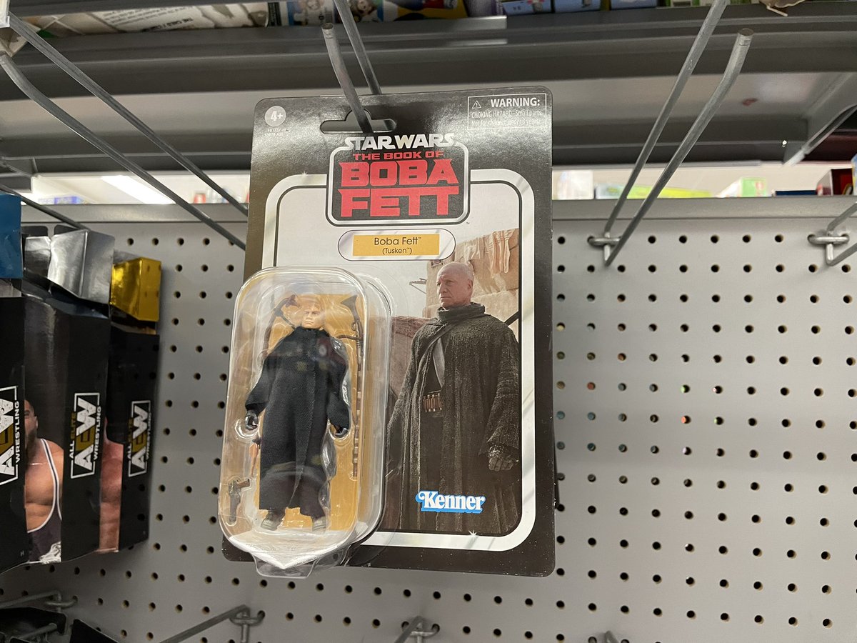 <a href="/_JohnMiko/">John Miko</a> found the latest #vintagecollection wave at his western MA #Walmart.  This is the Cad Bane, Moff JerJerrod, nomad Boba and Nien Nunb (repack) case. 

#StarWars #Hasbro