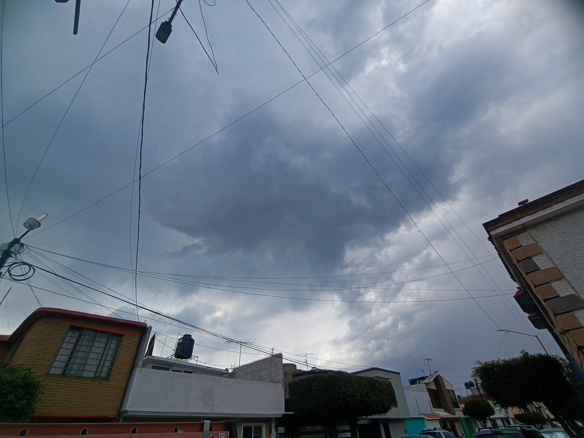 TaquitoDTuetano's tweet photo. Una vez más aquí en Río de los Remedios, muchos Cu con gran desarrollo vertical, hace menos de 15 minutos precipitó una llovizna y se escuchan truenos, yo creo que qué viene un Cb ☁️☁️☁️ https://t.co/MUGxZ7jAa5