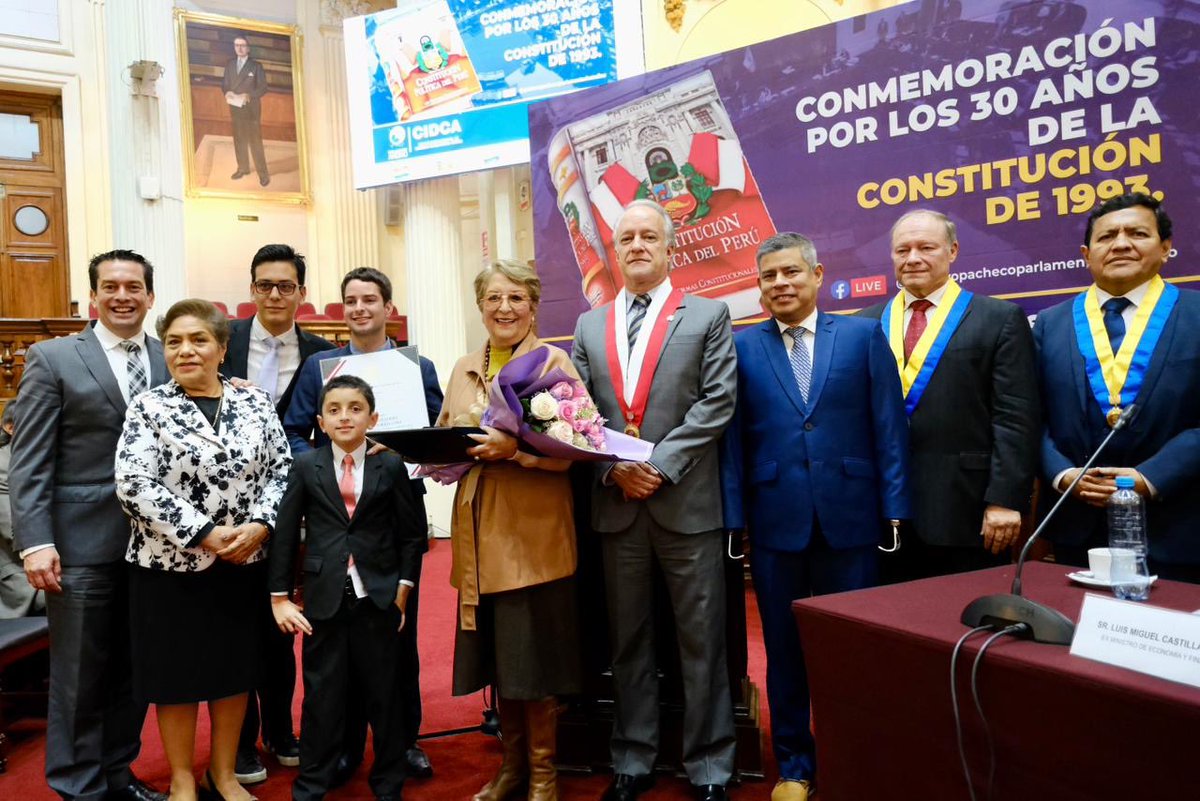 FuerzaPopular__'s tweet image. En el marco de la celebración de los 30 años de vigencia de nuestra Constitución, el Congreso realizó un sentido homenaje a nuestro constituyente Carlos Torres y Torres Lara, por su gran aporte a la democracia en nuestro país.
Merecido reconocimiento a nuestro gran representante.