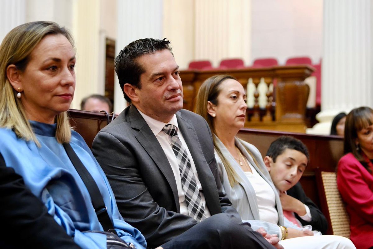 FuerzaPopular__'s tweet image. En el marco de la celebración de los 30 años de vigencia de nuestra Constitución, el Congreso realizó un sentido homenaje a nuestro constituyente Carlos Torres y Torres Lara, por su gran aporte a la democracia en nuestro país.
Merecido reconocimiento a nuestro gran representante.