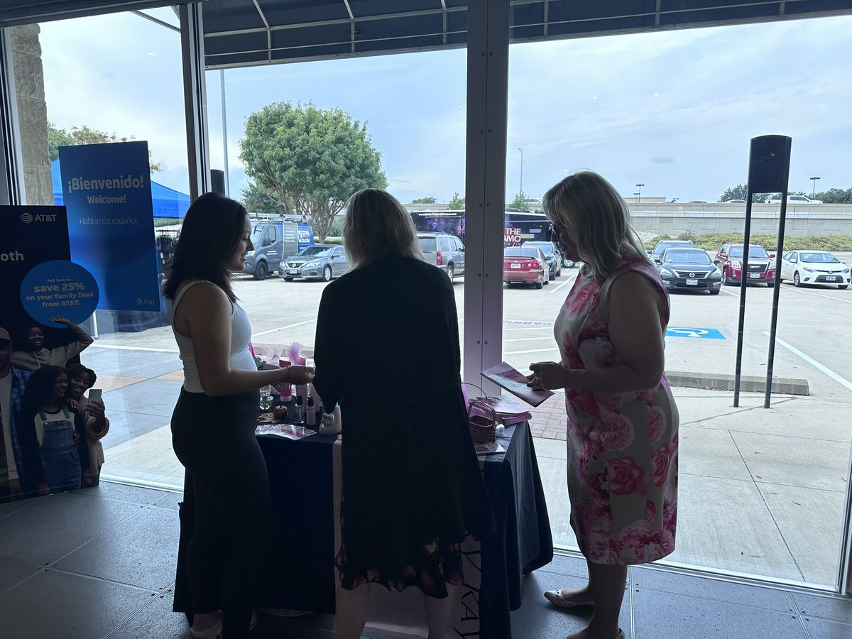 Gracias West Plano, la fiesta estuvo padrisima! Y la comida, que no se diga! 👏🏽🪅 #ATTConexion #HispanicHeritageMonth <a href="/JayConexion/">Jay Ortiz</a> <a href="/NTX_Market/">The NTX Market</a> <a href="/Nadine_Riddle1/">Nadine</a> <a href="/SSanjuaneloS/">Sandra S Sanjuanelo</a> <a href="/Megan_NTX/">Megan Hemphill</a> <a href="/bpioli22/">Brooke Pioli</a> <a href="/GraceFCarrillo/">Grace Carrillo</a> @JuliaRodzNTX