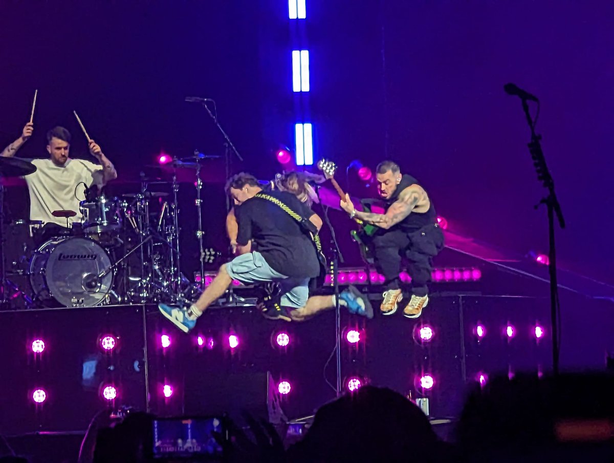 RoofSpoof's tweet photo. @JamesBourne what a shot...take a bow @StarCash1 https://t.co/BKiiigcERW