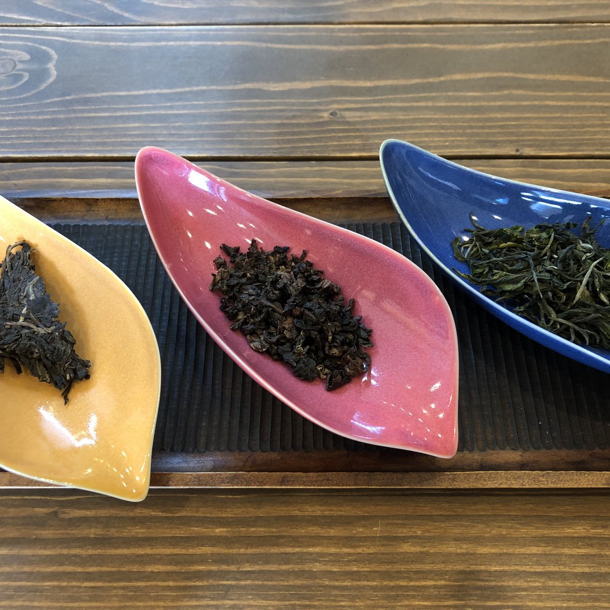 acoyacoo's tweet photo. 大阪の楽庵さんで中国茶、３種類の飲み比べを頂きました。六大茶から好きなお茶を選べるのがうれしい。21種類もある普洱生茶の茶譜が見応えあります。茶葉や茶殻を愛で、プロの淹れる甘露のようなお茶を心ゆくまで楽しみました。

◎ 雲南緑茶
◎ 鉄観音(陳香)
◎ 銅箐河 https://t.co/KdVtskLl05