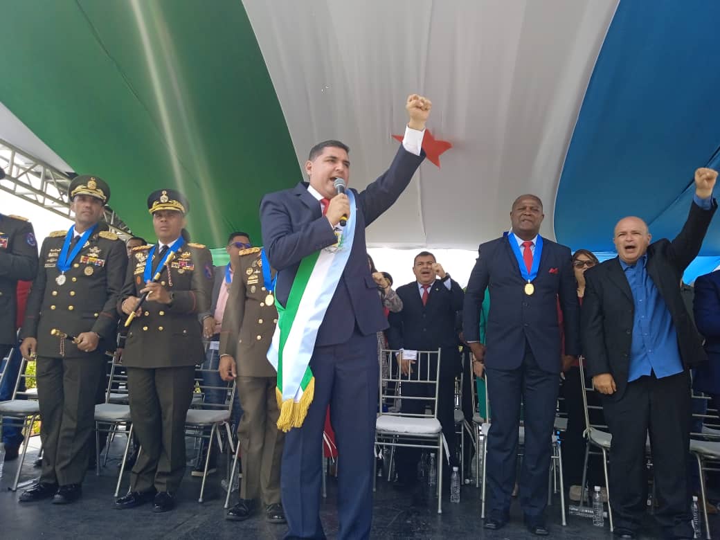 Sofi_256lp's tweet photo. #16Sep || El gobernador @JEHYSONGUZMAN encabezó el desfile cívico-militar en conmemoración del 213 aniversario de la independencia de Mérida, y entregó la orden 16 de Septiembre de 1810 a personalidades civiles y militares del estado Mérida.

#VenezuelaEsÚnica https://t.co/DnBrT5yowC