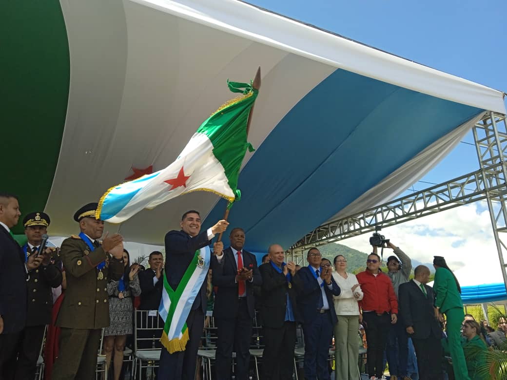 Sofi_256lp's tweet photo. #16Sep || El gobernador @JEHYSONGUZMAN encabezó el desfile cívico-militar en conmemoración del 213 aniversario de la independencia de Mérida, y entregó la orden 16 de Septiembre de 1810 a personalidades civiles y militares del estado Mérida.

#VenezuelaEsÚnica https://t.co/DnBrT5yowC