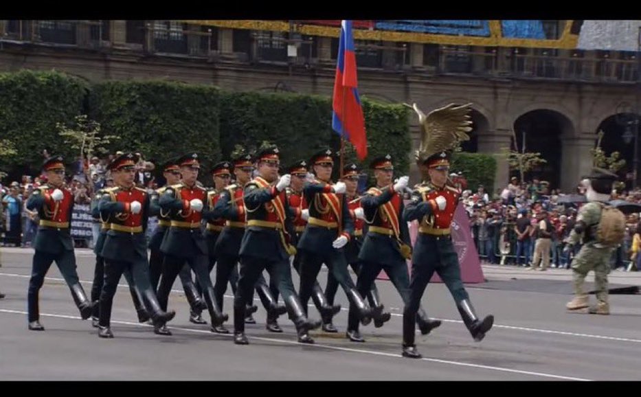 LeonKrauze's tweet photo. Hoy, el gobierno ha mancillado el solemne desfile de la Independencia al incluir una escolta de Rusia, un país que ha invadido una nación soberana, cometido atroces crímenes de guerra, secuestrado y violado niños, bombardeado civiles….

Esto es una vergüenza histórica e indignante.