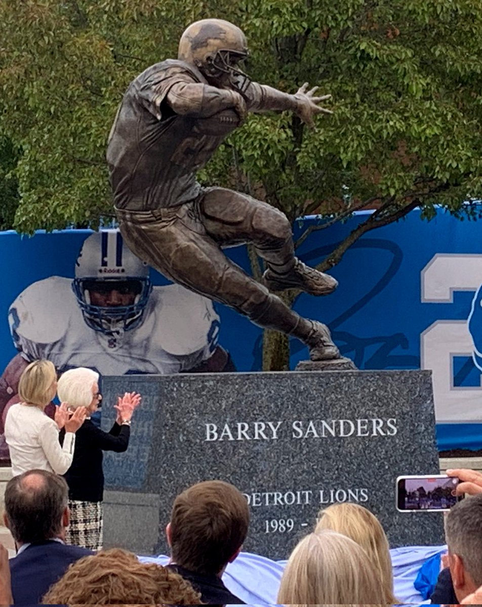 FB_Helmet_Guy's tweet photo. Lions reveal Barry Sanders statue outside of Ford Field. https://t.co/2G5LiNcMwp