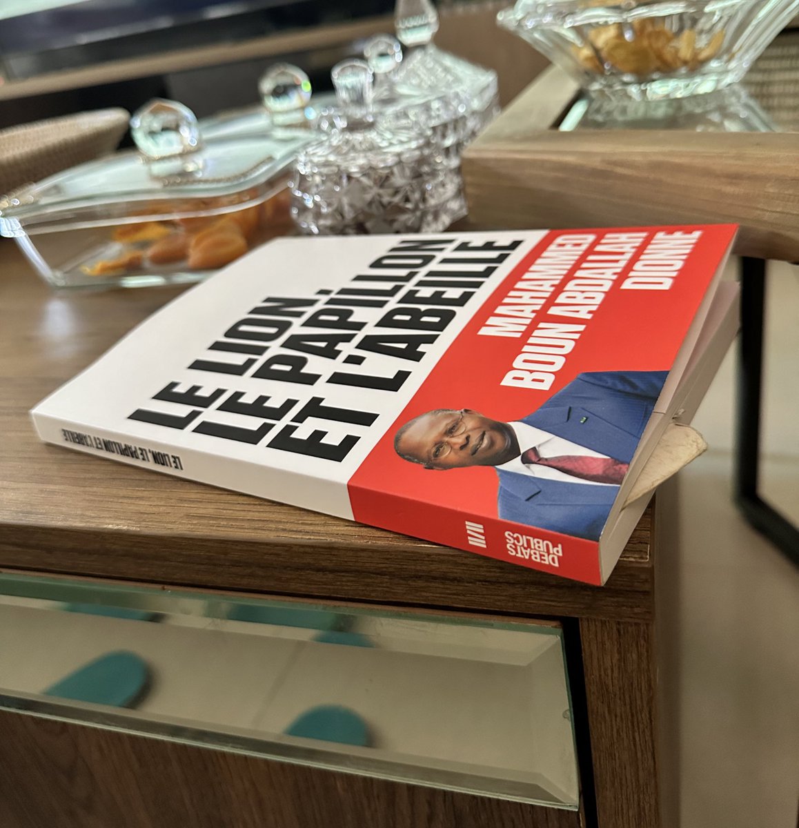 abdouwahab's tweet photo. Honoré d’avoir reçu le livre dédicacé de MBAD @MAHAMMEDBDIONNE
Sa vision pour le Sénégal et l’Afrique brille à chaque page.
Futur leader en vue ? À lire absolument !
#SénégalEmergent #Vision2024 #AfriqueUnie #MBAD https://t.co/kh2lSiMntP