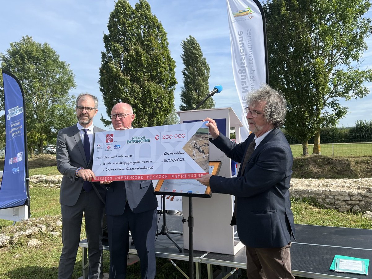 Ravi d’avoir remis un chèque de 200 000 Euros au site gallo-romain remarquable de Châteaubleau en <a href="/Departement77/">Seine-et-Marne</a> dans le cadre de Mission Patrimoine. Bravo aux porteurs de ce projet! #JEP2023 @FDJ <a href="/fond_patrimoine/">Fondation du patrimoine</a> <a href="/MinistereCC/">Ministère de la Culture 🇫🇷</a>