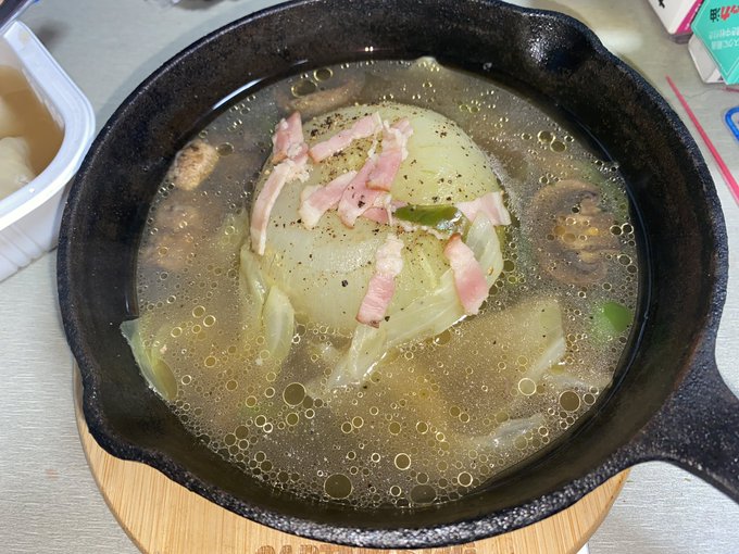 玉ねぎの皮むいてラップして5分レンチンして、あとはコンソメ入れた水で3分煮るだけだから、クソ簡単よ
スプーンで切れる
お好みでベーコンかウィンナー、カット野菜入れてもいい 