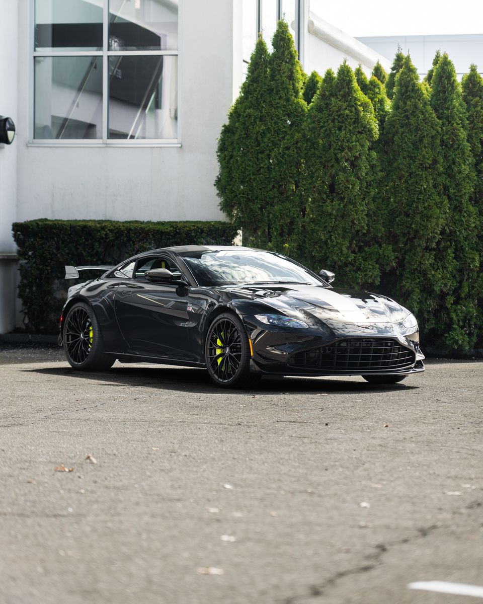 CarManToday's tweet photo. Featuring a 4.0-liter twin-turbo V8 engine and Formula 1-inspired aero, the Aston Martin Vantage F1 Edition is a high-performance masterpiece that marries elegance with raw power. #MillerMotorcars #AstonMartin #Vantage #F1Edition #Greenwich https://t.co/zZaEbvB6N8