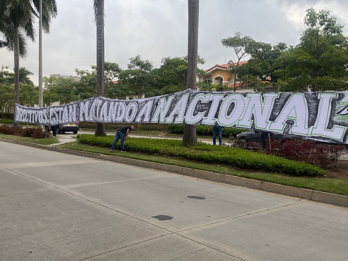 BlogVerdolaga's tweet photo. Así fue recibido Atlético Nacional en Barranquilla. Lo que en otras ocasiones era fiesta y alegría popular, hoy es una triste postal generada por la fragmentación de la relación con su activo más importante: la hinchada.

Amigo, date cuenta @nacionaloficial https://t.co/UFFqGvRMB7