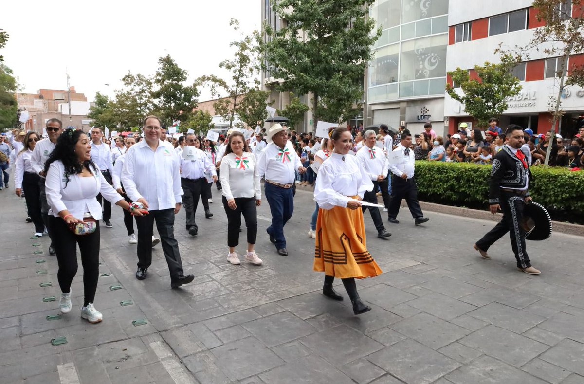 CECyTESLP's tweet photo. El Director General de CECyTESLP, el Lic. Luis Fernando Garza Guerrero, estuvo presente en el contingente que participó este sábado 16 de Septiembre, en el Desfile Cívico Militar para conmemorar el CCXIII Aniversario de la Independencia de México. https://t.co/myKQoHQKtY