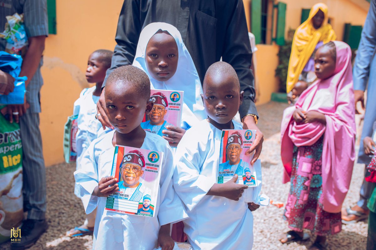 AbbasUba's tweet photo. With the aim to distribute and provide the students with school uniforms and writing materials, The project was kickstarted in Tudun Rubudi Special primary school, Ngoggo local government of Kano state. 

#Bboproject
#BBOEducationDrive
#Educationforall
#Batbloggersorganization https://t.co/Q6wfQG3hCk
