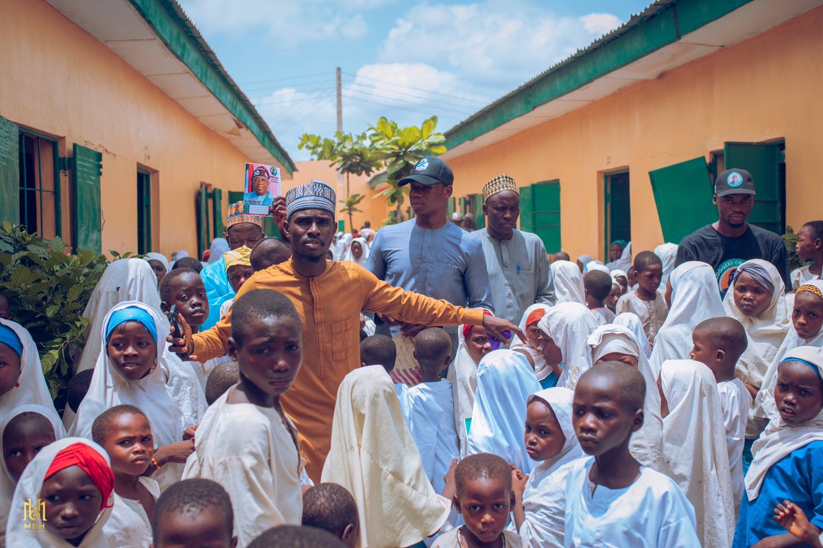 AbbasUba's tweet photo. The management of the school and community leaders took their time in appreciating the government, Bat Bloggers and ST for powering the project and reaching out to them that are in need.

@otegaogra 
#Bboproject
#BBOEducationDrive
#Educationforall
#Batbloggersorganization https://t.co/WtWRYKUpLE