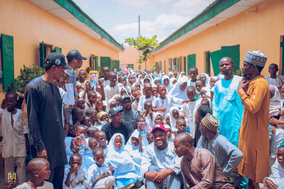 AbbasUba's tweet photo. The management of the school and community leaders took their time in appreciating the government, Bat Bloggers and ST for powering the project and reaching out to them that are in need.

@otegaogra 
#Bboproject
#BBOEducationDrive
#Educationforall
#Batbloggersorganization https://t.co/WtWRYKUpLE