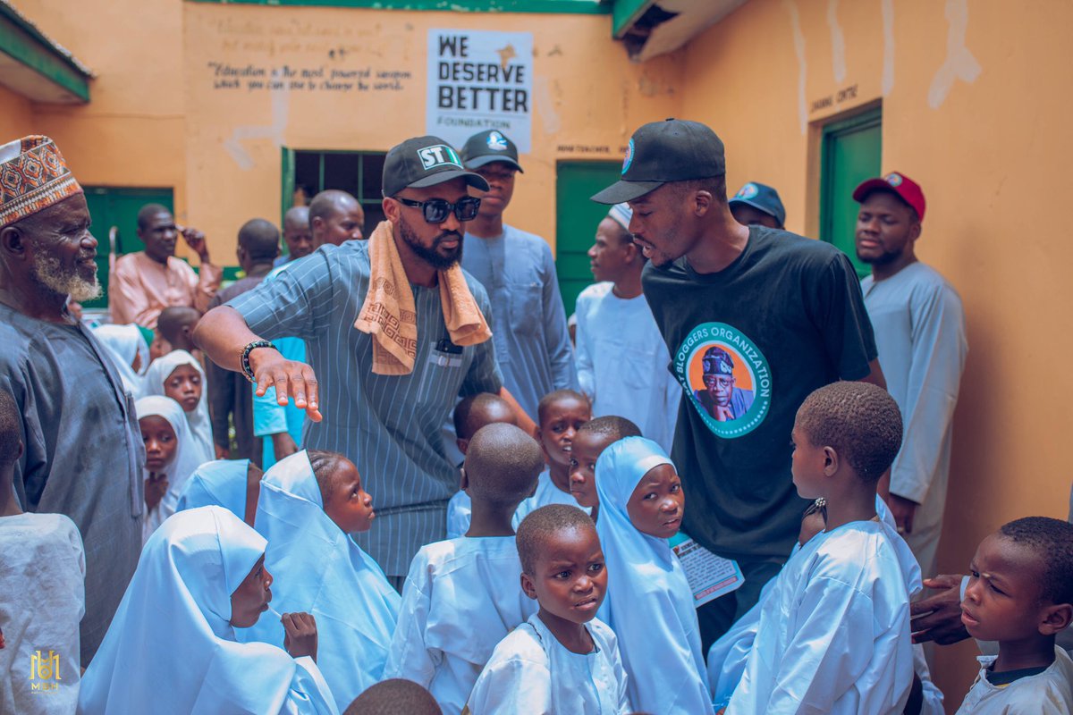AbbasUba's tweet photo. The management of the school and community leaders took their time in appreciating the government, Bat Bloggers and ST for powering the project and reaching out to them that are in need.

@otegaogra 
#Bboproject
#BBOEducationDrive
#Educationforall
#Batbloggersorganization https://t.co/WtWRYKUpLE