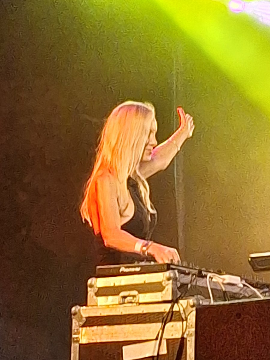 BondNigel's tweet photo. Closing @Wentworth with belters live @StephanieHirst smashed it and great to have a catch up backstage as well https://t.co/JSx9XO5MwZ