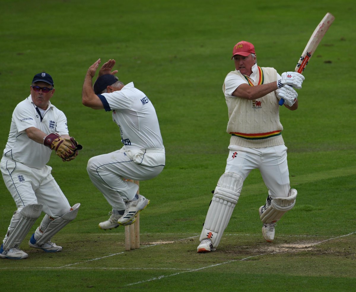 vekbowen's tweet photo. @englandover60s @SeniorsWales Captain to captain! https://t.co/NDDQKBUaS4