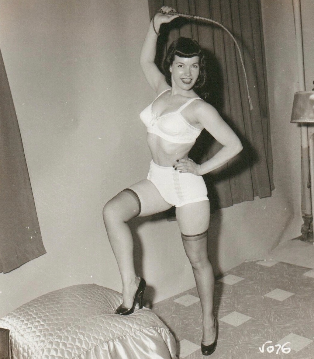 💥 Here’s to a whip-happy weekend for all you Bettie babes and beaus! 💋🖤 #pinupqueen #1950s #bettiepage #irvingklaw #pinup #domme #vintagestyle #pinupmodel https://t.co/erDFLrnnPz