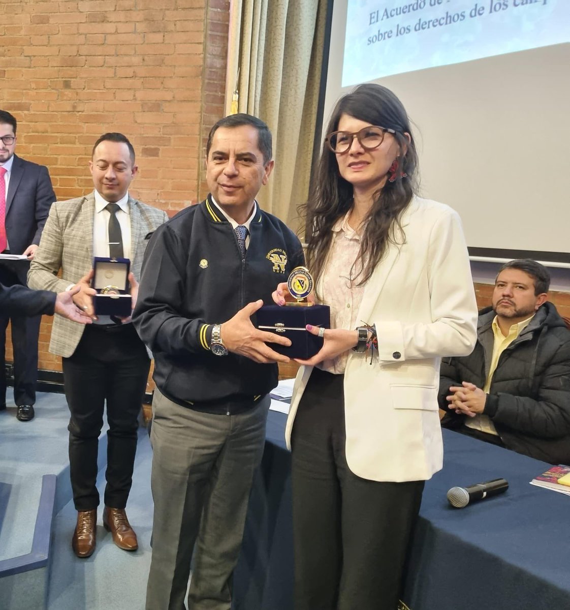 URestitucion's tweet photo. #EstaSemana en nombre de la #URT @MarthaLiArevalo, recibió de manos del Brigadier General (R) Milton Vargas, director de @esaengUMNG, la Moneda Institucional de @lamilitar como reconocimiento de la participación en el Conversatorio Los Derechos del Campesinado. https://t.co/f1F0qFMjpJ