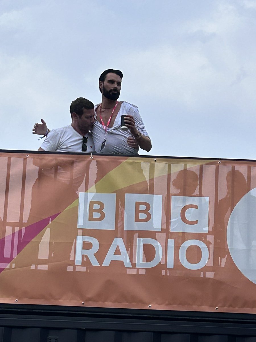 Hippychick_66's tweet photo. Photo of the day! #R2InThePark @Rylan @radioleary 🤣🤣🤣 https://t.co/podvKJzIfR