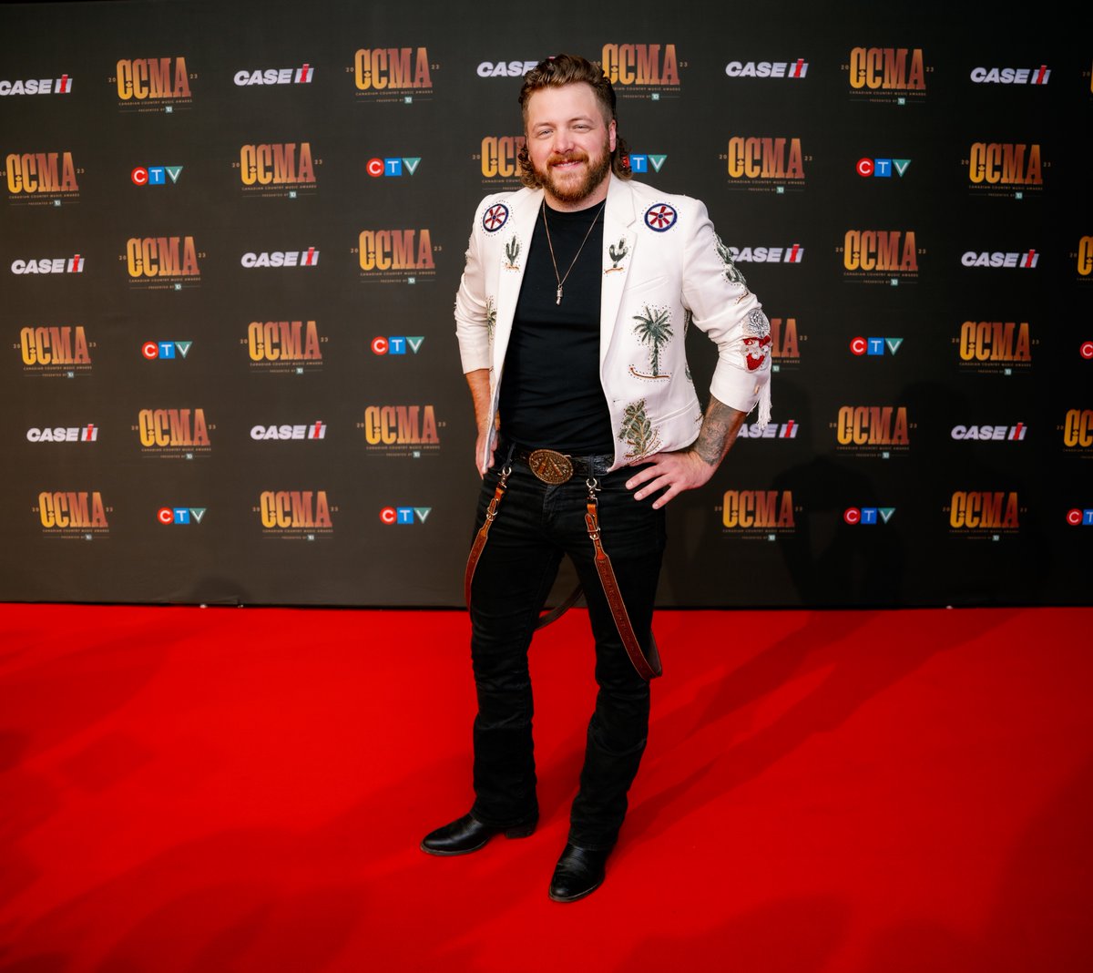 <a href="/Case_IH/">Case_IH</a> <a href="/MatthsLang/">Matt Lang</a> giving us major jacket envy on the 2023 #CCMAAwards Red Carpet presented by <a href="/Case_IH/">Case_IH</a> 🤠
