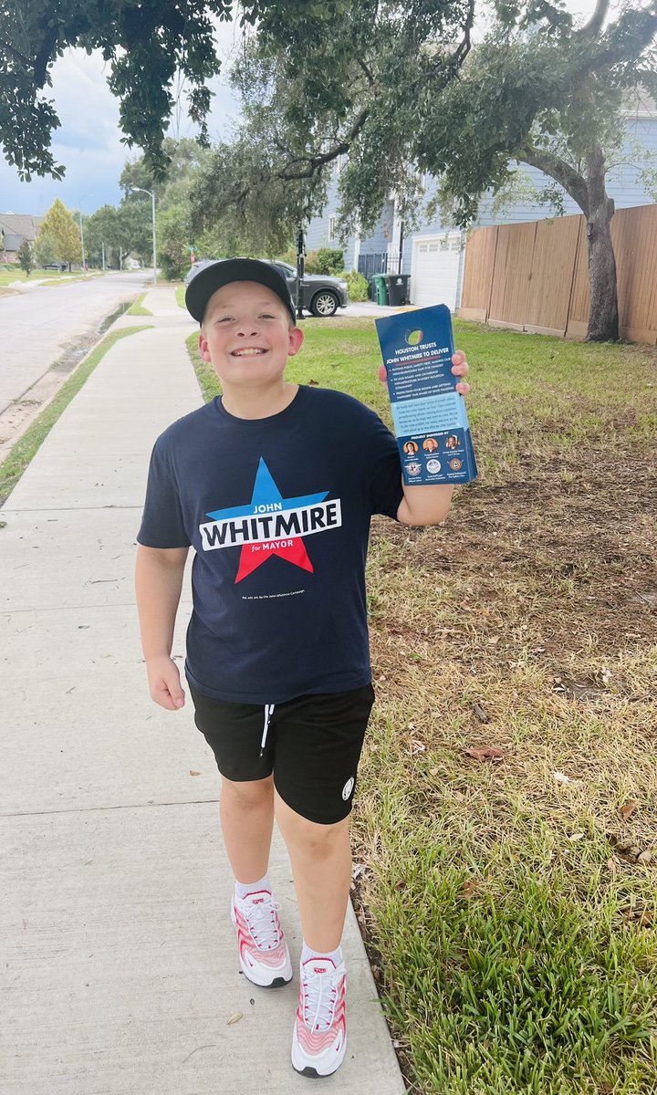 Whit0221's tweet photo. Rainy day block walking #TeamWhitmire #Houston https://t.co/eLHM1qayAT