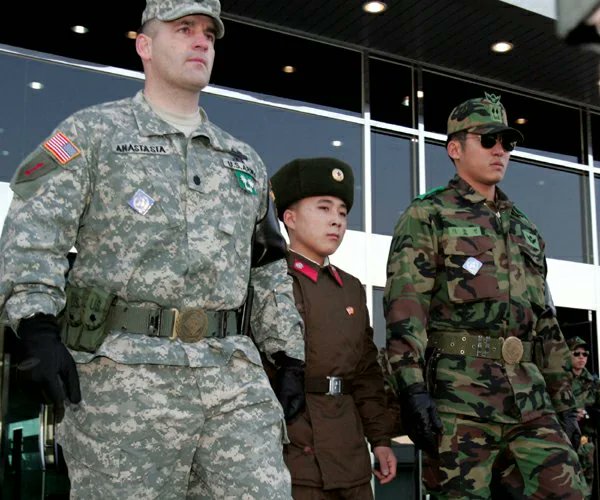 LilithLovett's tweet image. Damn that's crazy, anyways here's a picture of a North Korean soldier standing between an American and South Korean soldier: