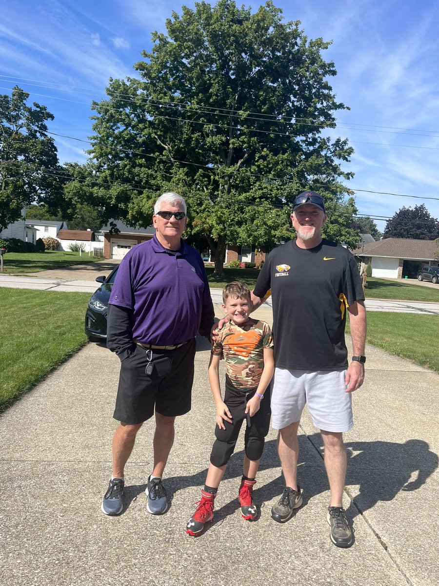 ShannonScheetz's tweet image. Didn’t get the win but #21 learning &amp;amp; contributing more each week. Played center (great snaps)on a series that led to a touchdown🏈 Papa Mike &amp;amp; Beth came up to watch too. 💜💛#paddedflagfootball #andrewmichaelscheetz @mikedertouzos 
@Hammy07422 he saw you there today