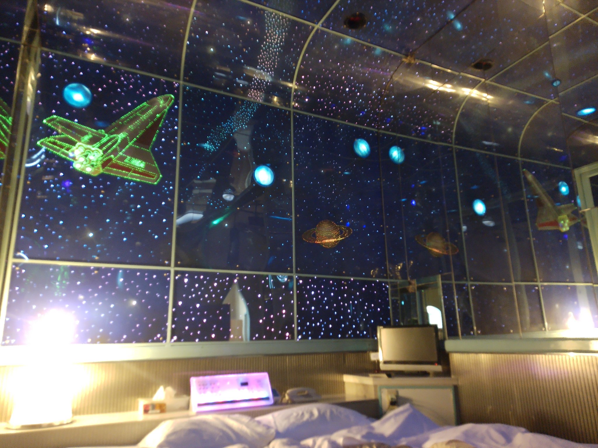 昭和レトロ ラブホテルの室内 沼津『ハイハイ』222号室 スペースルーム ハイハイで一部屋だけ残る80年代の内装 暗くすると宇宙が広がる✨ #ラブホ #ラブホテル #昭和ラブホ #ラブホ巡り #ハイハイ #アイネ #80年代 #昭和レトロ #静岡 #沼津 https://t.co ...