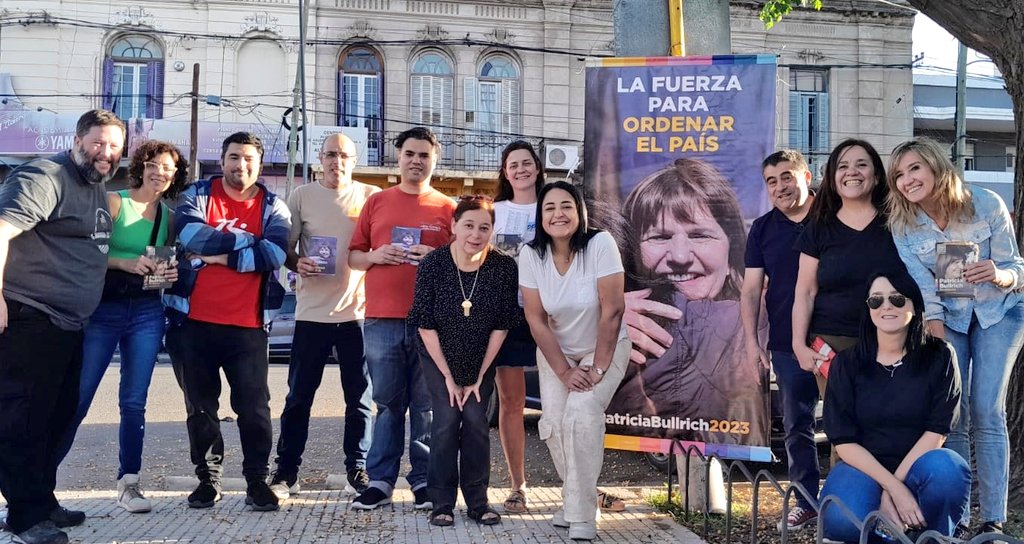 SoherElSukaria's tweet photo. Terminamos el #Sábado conversando con los vecinos de 📍Plaza Rivadavia y📍Plaza Policía Federal, la fuerza del cambio se siente en cada lugar de la ciudad. #EsElla 🦆 https://t.co/OPjFaKB3Jp