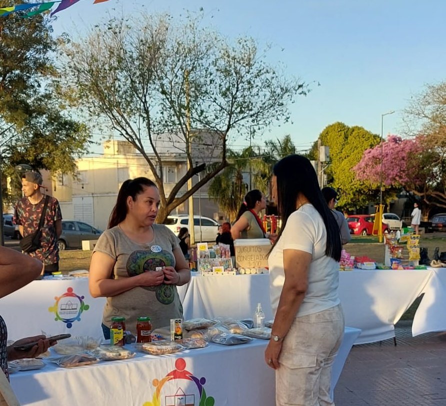 SoherElSukaria's tweet photo. Terminamos el #Sábado conversando con los vecinos de 📍Plaza Rivadavia y📍Plaza Policía Federal, la fuerza del cambio se siente en cada lugar de la ciudad. #EsElla 🦆 https://t.co/OPjFaKB3Jp