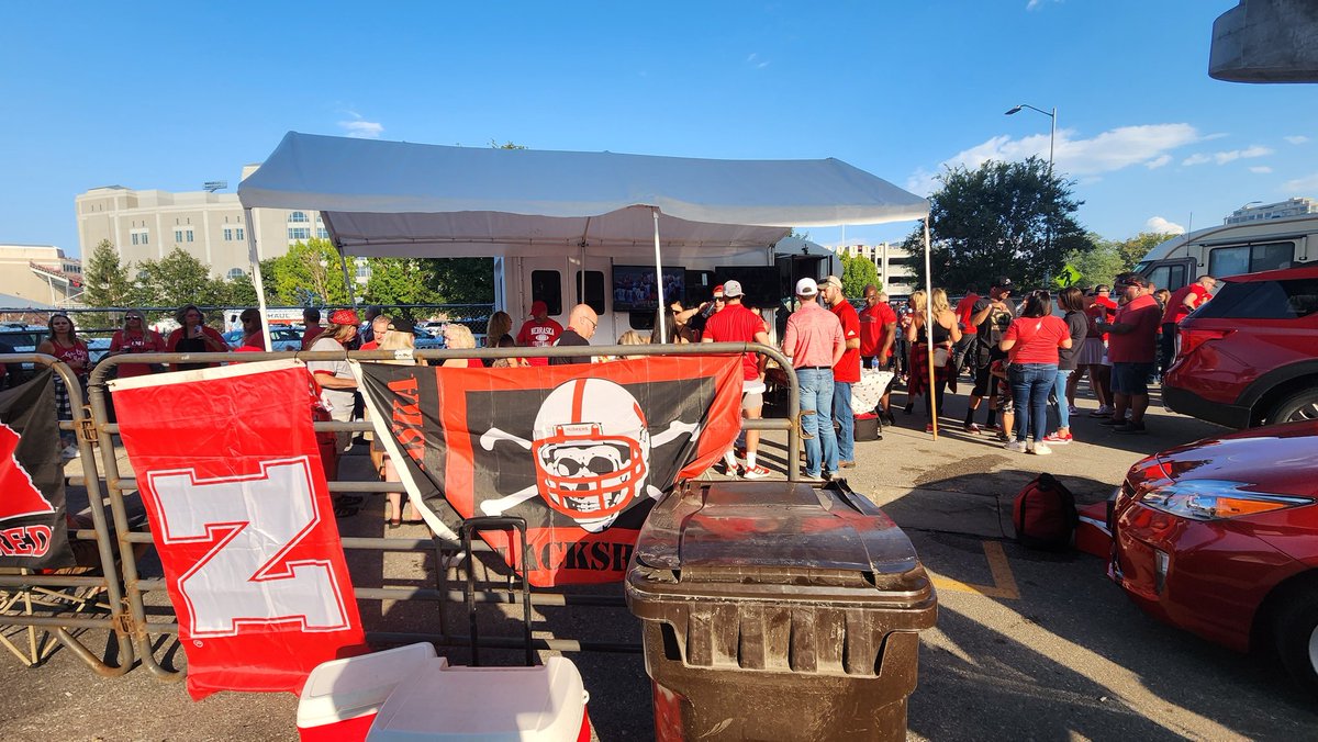 __mikebradley__'s tweet image. Havent seen Kbrad much since school started, found the crew at a tailgate!   Goooooooo Biggggggg Redddddd!