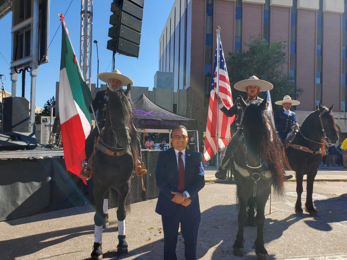 ConsulMexDen's tweet photo. En #ColoradoSpring, 🇺🇸 se vivió con gran entusiasmo el #GritoDeIndependencia, 🇲🇽 liderado por el CG @pavel_mc
Una tarde llena de patriotismo y alegría que fortalece nuestros lazos culturales. ¡Viva México!
Gracias a los organizadores.
@aliciabarcena
@r_velascoa
@SRE_mx https://t.co/5CyqYYznkr